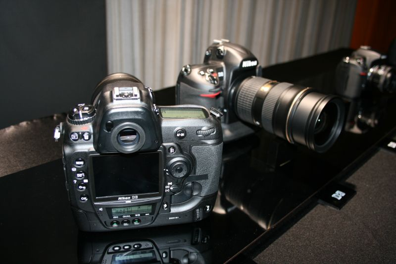 Illustration for article titled Hands On D3 and D300 Impressions: Beefy and Beautiful